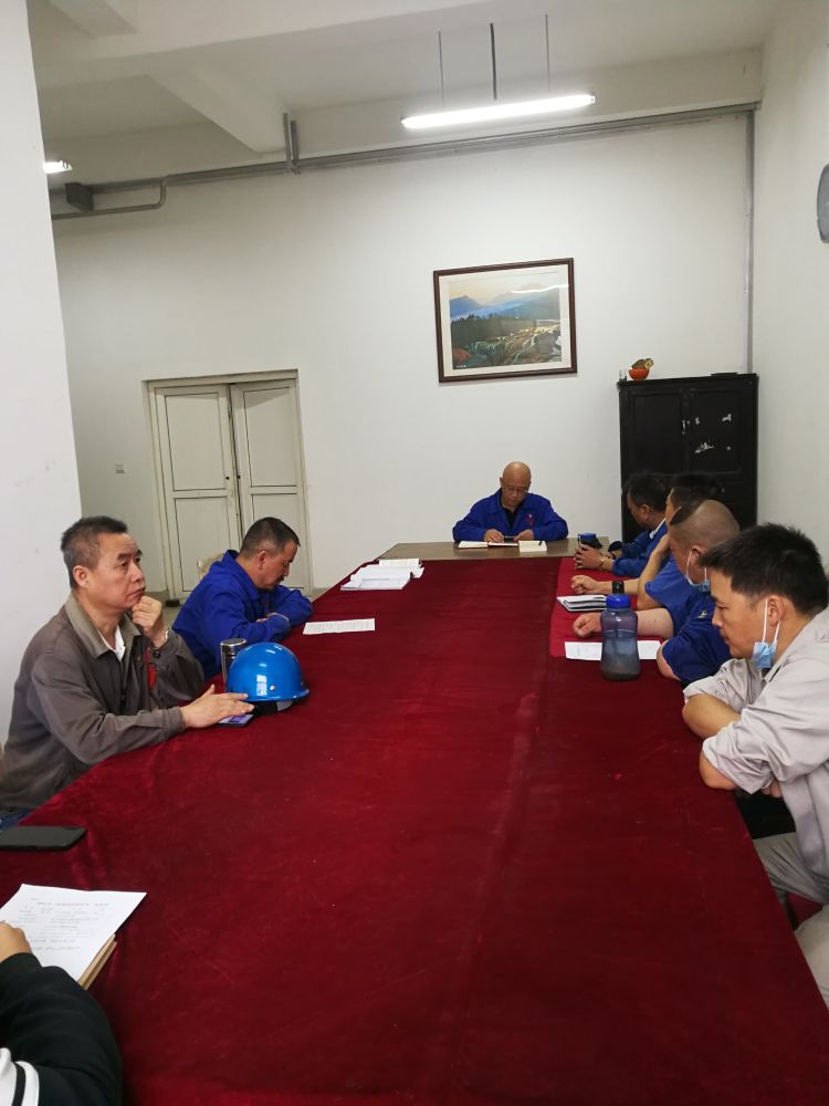 機(jī)加裝配黨支部召開(kāi)全體黨員大會(huì)，組織主題教育學(xué)習(xí)。
